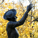 En tilsvarende statue befinner seg på plenen foran ambassadørens residens i Washington D.C. &#150; en hyllest til Kronprinsessens innsats for Norge i USA under 2. verdenskrig. Foto: Liv Osmundsen, Det kongelige hoff.